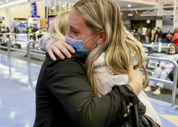 Yeni Zelanda kapıları açtı, havaalanında duygusal anlar yaşandı
