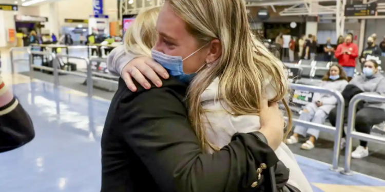 Yeni Zelanda kapıları açtı, havaalanında duygusal anlar yaşandı