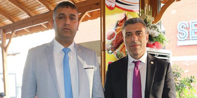 Yenilik Partisi Adana İl Başkanı afiş asarken silahlı saldırıya uğradı