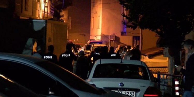 Yolda yürüyen bekçi ile amcasını vurduktan sonra intihar etti