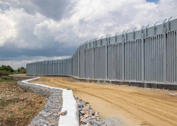 Yunanistan, Türkiye sınırına ördüğü beton duvarı uzatıyor
