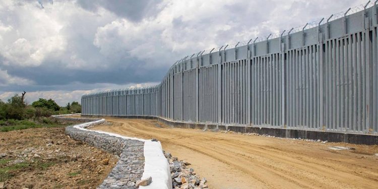 Yunanistan, Türkiye sınırına ördüğü beton duvarı uzatıyor