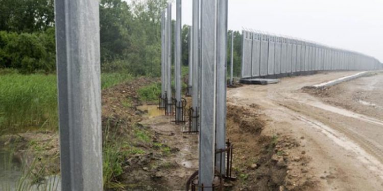 Yunanistan, Türkiye'yle arasındaki sınır duvarını üç katına çıkartıyor!