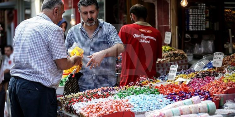 Yurttaş bayram alışverişi yapamadı: Bakan var, alan yok