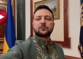 Zelenskiy g&ouml;mlekle g&ouml;r&uuml;nt&uuml; verdi: 'Rusya Donbass'ı cehenneme &ccedil;evirdi'