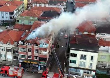 &Ccedil;atı katında mangal yakıldı, binanın &ccedil;atısı yandı