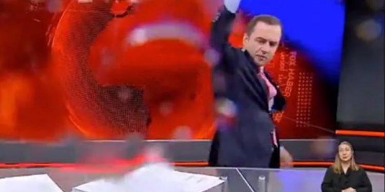 Çiftçi haberine sinirlenen Selçuk Tepeli bardağı fırlatıp yayını terk etti