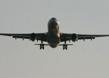 Çin'de yolcu uçağı kalkış sırasında alev aldı