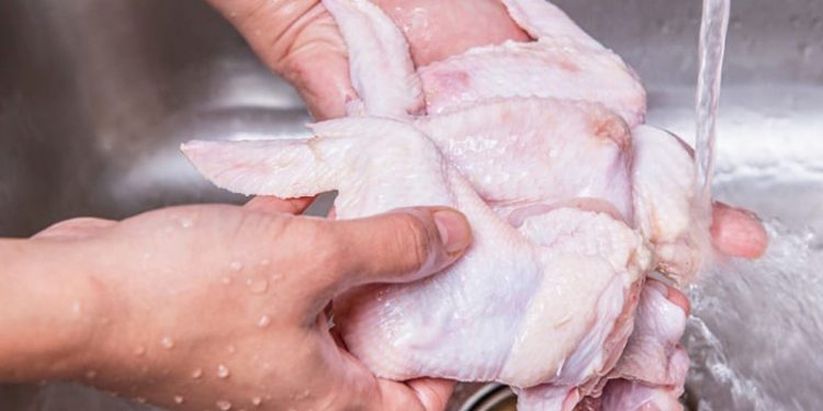 Çiğ tavuğu pişirmeden önce yıkamak doğru mu?