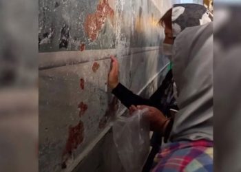 İbadete açılan Ayasofya’nın bu kez de tarihi duvarlarını lime lime soydular