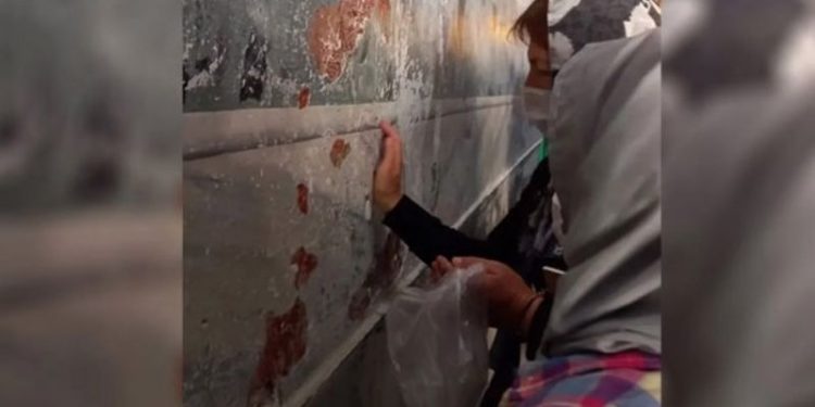 İbadete açılan Ayasofya’nın bu kez de tarihi duvarlarını lime lime soydular