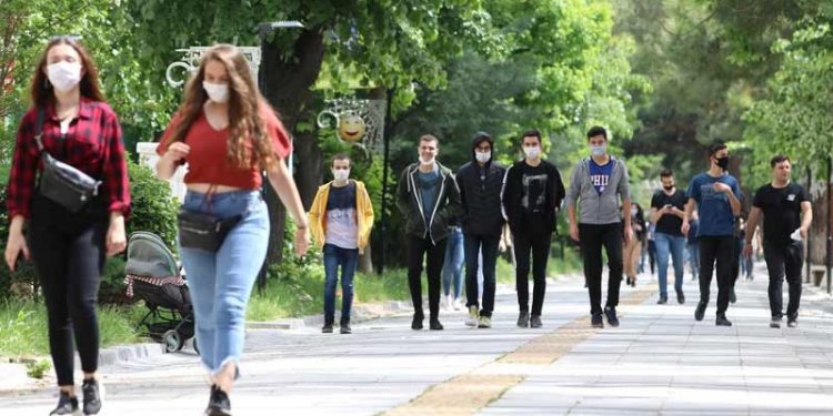 İlk defa oy kullanacak genç seçmenler anketinde CHP, AKP'ye fark attı