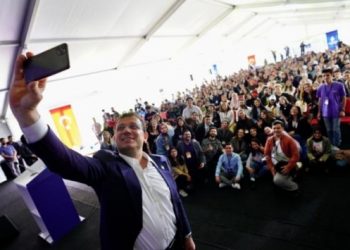 İmamoğlu gen&ccedil;lere seslendi: Bir yıl daha dikkatli olun, sonra &ouml;zg&uuml;rs&uuml;n&uuml;z