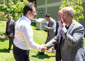 İmamoğlu ve Yavaş'ın el sıkışmadığı iddiasına fotoğraflı yanıt