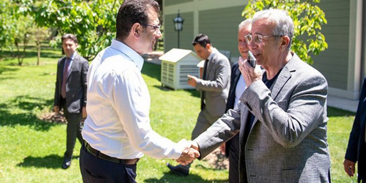 İmamoğlu ve Yavaş'ın el sıkışmadığı iddiasına fotoğraflı yanıt
