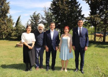 İmamoğlu’ndan hesapları bloke edilen Nesin Vakfı’na ziyaret