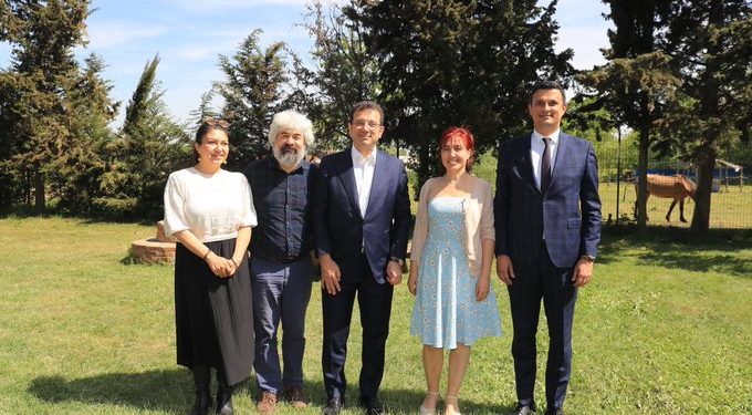 İmamoğlu’ndan hesapları bloke edilen Nesin Vakfı’na ziyaret