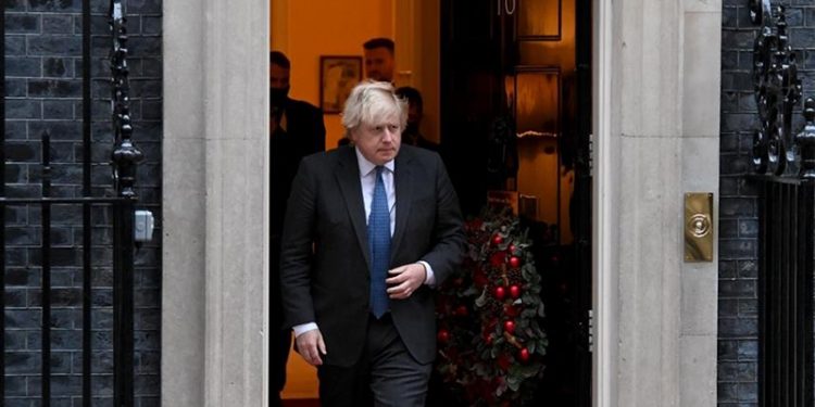 İngiltere Başbakanı Johnson, Covid-19 kurallarını ihlali için bir kez daha özür diledi