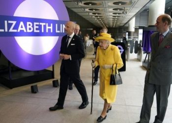 İngiltere Kraliçesi 2. Elizabeth, Londra'da adının verildiği metroyu ziyaret etti
