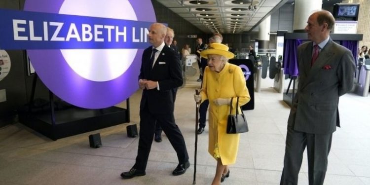 İngiltere Kraliçesi 2. Elizabeth, Londra'da adının verildiği metroyu ziyaret etti
