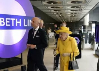 İngiltere Kraliçesi 2. Elizabeth'den Londra'da adının verildiği metroya sürpriz ziyaret