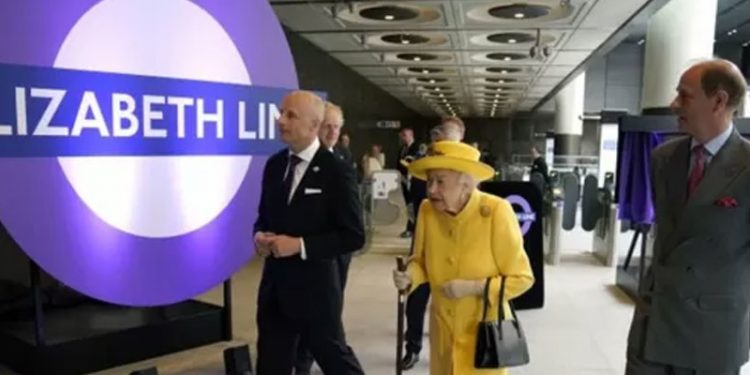 İngiltere Kraliçesi 2. Elizabeth'den Londra'da adının verildiği metroya sürpriz ziyaret