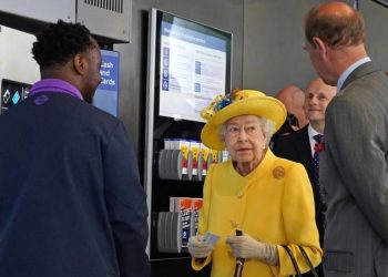 İngiltere Kraliçesi 2. Elizabeth'ten Londra'da adının verildiği metroya sürpriz ziyaret