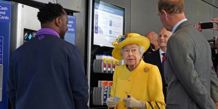 İngiltere Kraliçesi 2. Elizabeth'ten Londra'da adının verildiği metroya sürpriz ziyaret