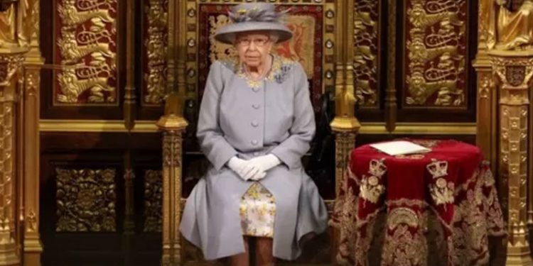 İngiltere'de Parlamento açılışını Kraliçe 2. Elizabeth yerine Prens Charles ve William yapacak
