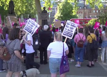 İngiltere'de kadınlar ABD'deki kürtaj yasasını protesto etti
