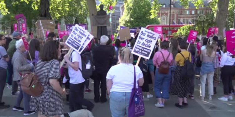 İngiltere'de kadınlar ABD'deki kürtaj yasasını protesto etti
