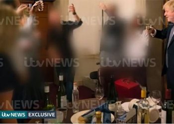 İngiltere'de parti skandalı: Başbakan Johnson'ın fotoğrafları basına sızdı