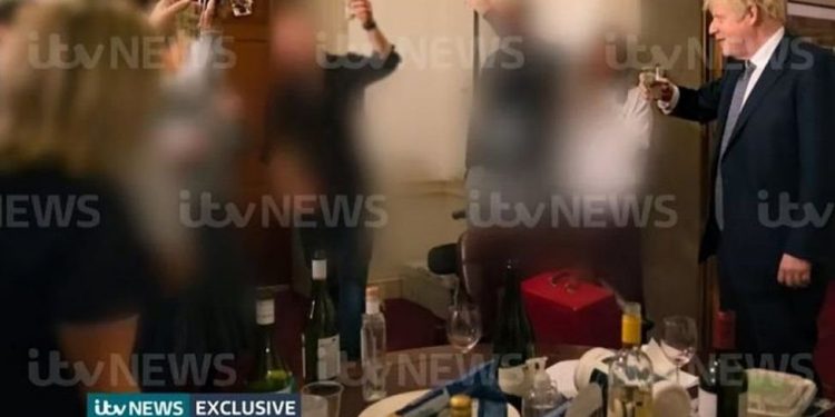 İngiltere'de parti skandalı: Başbakan Johnson'ın fotoğrafları basına sızdı
