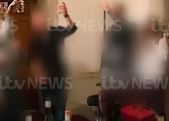 İngiltere'de parti skandalı: Herkes kucak kucağa oturuyor, çöpler ortada bırakılıyordu