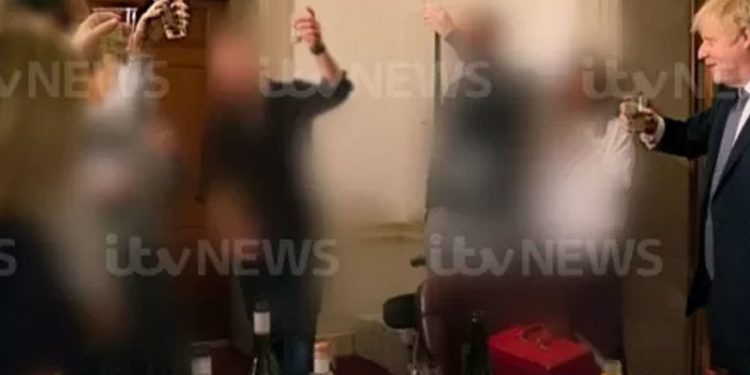 İngiltere'de parti skandalı: Herkes kucak kucağa oturuyor, çöpler ortada bırakılıyordu