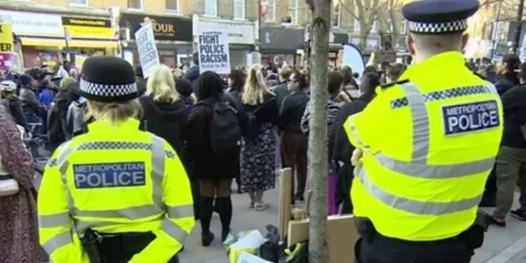 İngiltere'de polisin çıplak aramasına maruz kalan 15 yaşındaki kız çocuğu 'intihara teşebbüs etti'