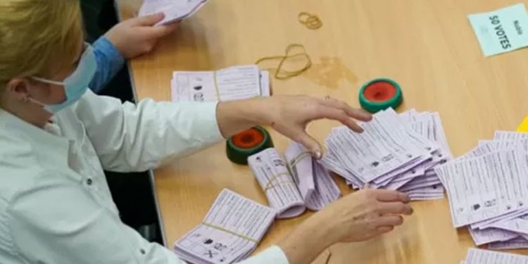 İngiltere'de yerel seçimlerin ilk sonuçlarına göre iktidardaki Muhafazakar Parti'ye destek azaldı