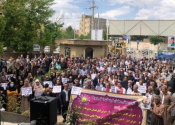 İran'da zamları protesto eden halk sokağa döküldü
