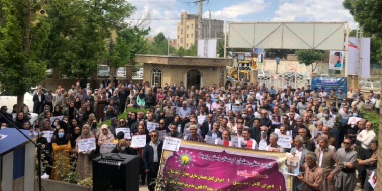 İran'da zamları protesto eden halk sokağa döküldü