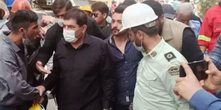 İran'da çöken binada can kaybı 24'e çıktı, birçok ilde protesto gösterileri sürüyor