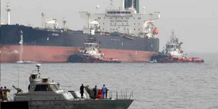 İran'dan petrol taşıyan gemisini alıkoyan Yunanistan'a "korsanlık" suçlaması