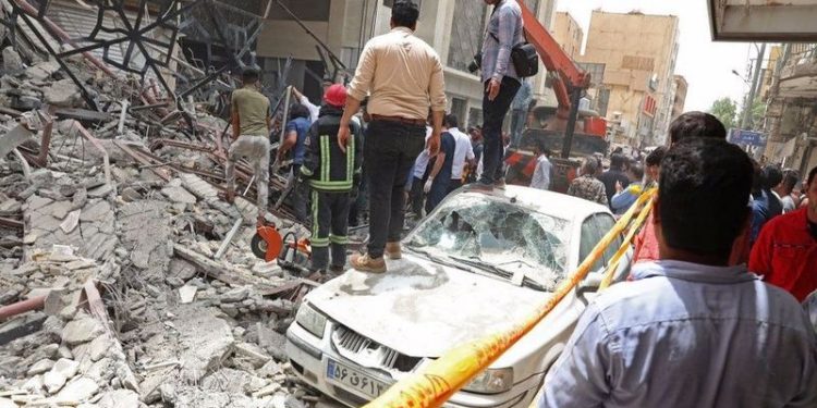 İran’da çöken bina sonrası başlayan gösteriler şiddet eylemlerine dönüştü