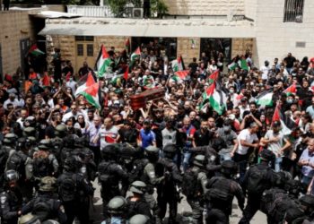 İsrail polisi, başından vurularak öldürülen gazeteci Akile'nin tabutunu taşıyanlara saldırdı