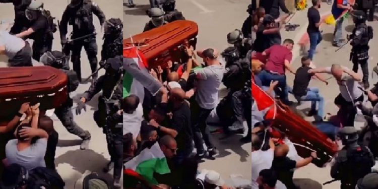 İsrail polisi öldürdüğü gazetecinin tabutunu taşıyan kişilere coplarla saldırdı