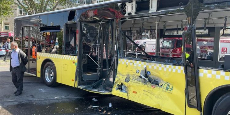 İstanbul'da otobüs ile tramvay çarpıştı: 6 kişi yaralandı