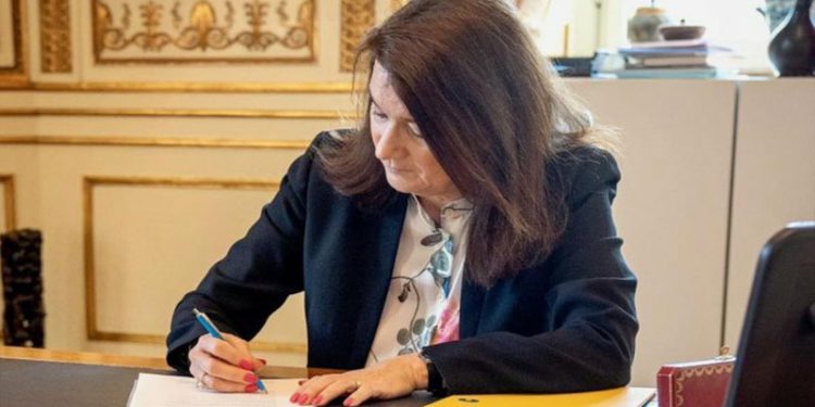 İsveç NATO'ya başvuru belgesini imzaladı