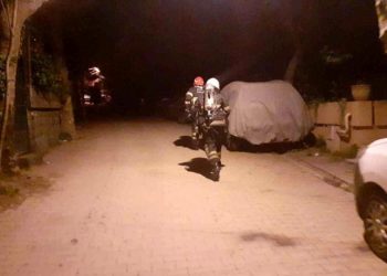 İtfaiye aracı hatalı parklar nedeniyle sokağa giremedi, itfaiye erleri adresi koşarak buldu