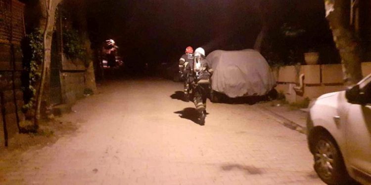 İtfaiye aracı hatalı parklar nedeniyle sokağa giremedi, itfaiye erleri adresi koşarak buldu