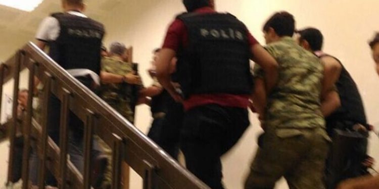 İzmir merkezli 26 ilde TSK'ya operasyon: 60 gözaltı kararı