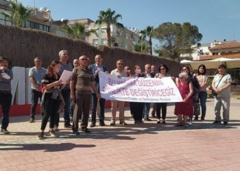 İzmir'de kamu arazilerinin satışa çıkarılması protesto edildi
